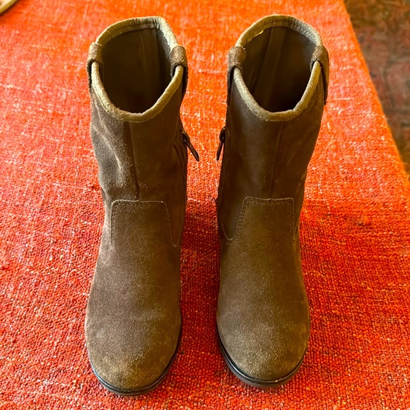 Girls UGG boots - Picture 2 of 16